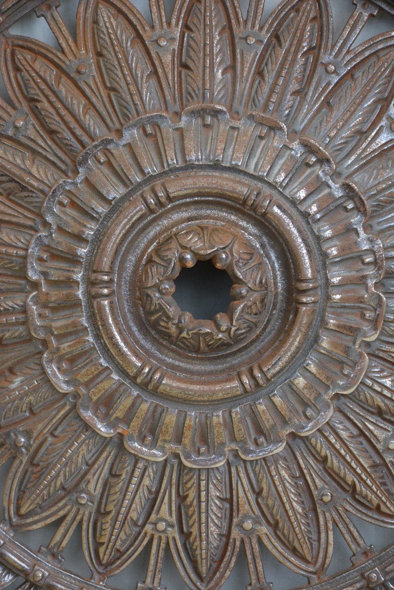 Antique Victorian Cast Iron Ceiling Rose With Feather And Ivy Decoration - Image 6